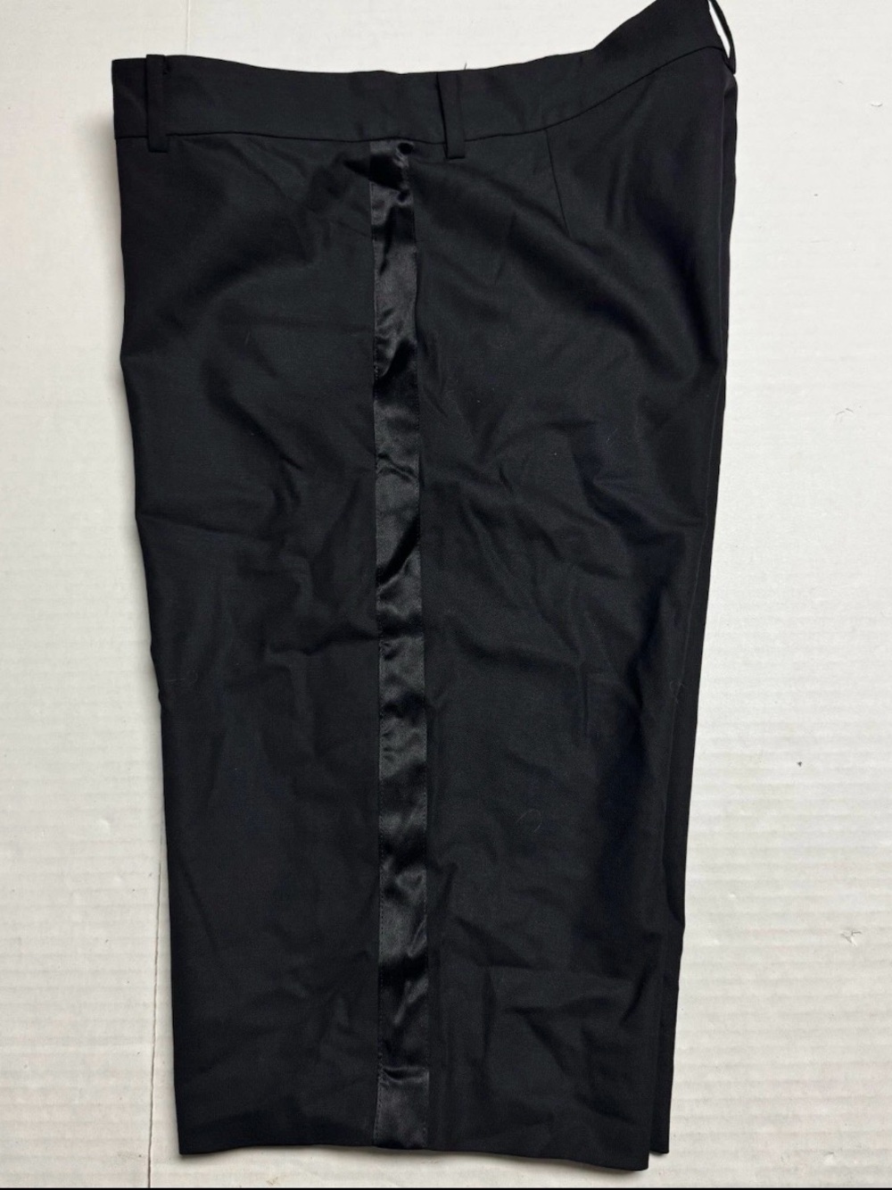 6397 Big Loose Bermuda Short In Black W/ Satin Side Tape Size: 6 Missing Button